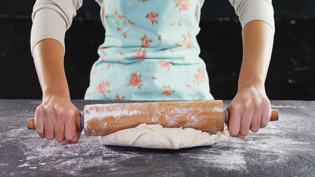 롤링 핀 4k를 사용하는 여성