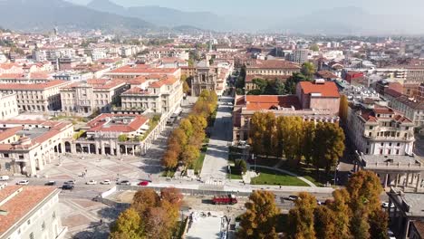 Sonnenschein-über-Der-Innenstadt-Von-Bergamo-City,-Luftfliegen-Rückwärts