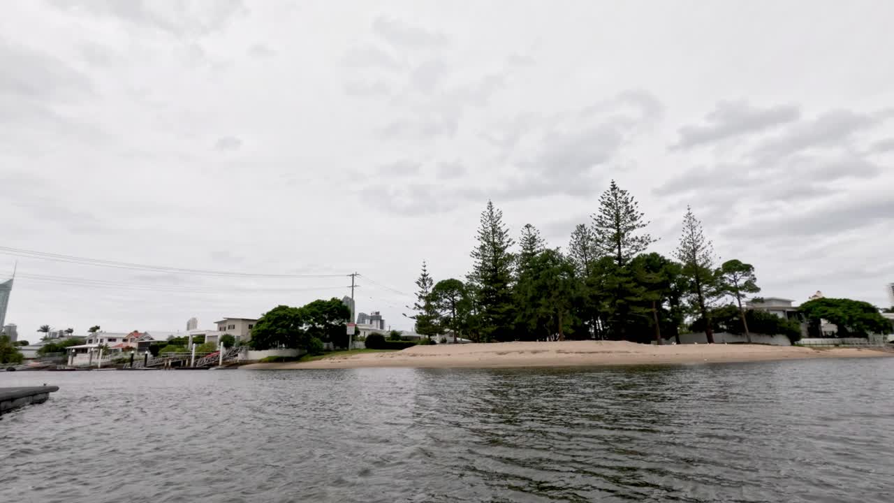 un tranquilo paseo en barco a lo largo del canal de la costa dorada
