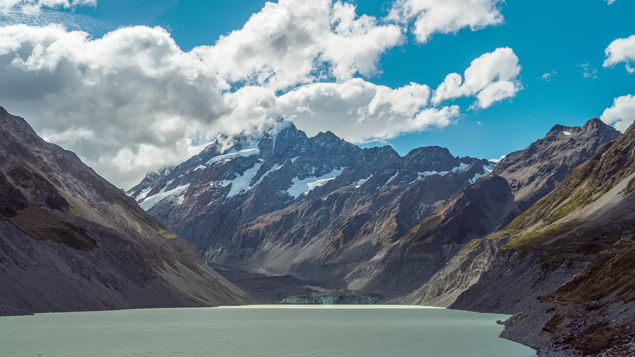 Nuvole in movimento sopra il Monte Cook, Lago Hooker, la vetta più alta della Nuova Zelanda, timelapse
