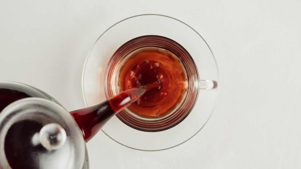 유리 컵 에 차 를 부는 것