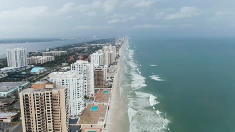 edificios de gran altura frente al mar de daytona beach, ciudad turística costera en el condado de volusia, florida, estados unidos