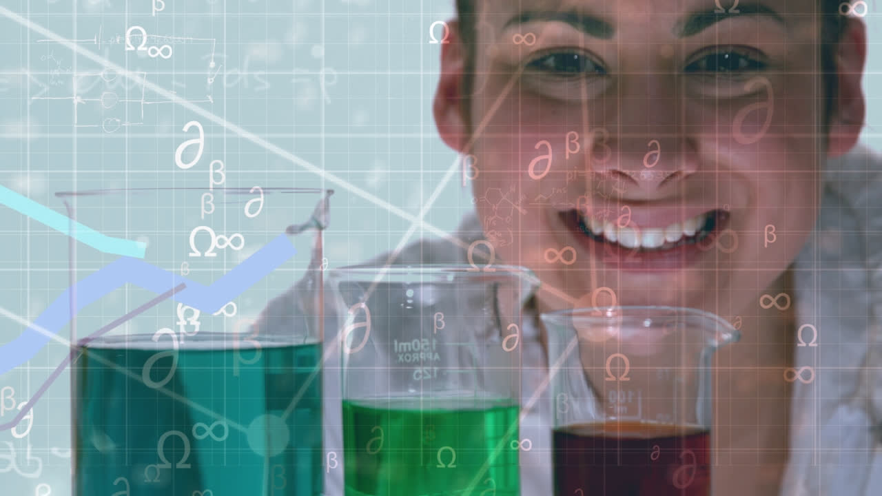 animación de diversos símbolos científicos sobre una feliz trabajadora de laboratorio de dos razas con gafas de laboratorio