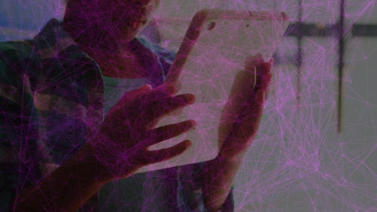 animación de la red de conexiones a través de la sección media de un niño afroamericano usando una tableta digital