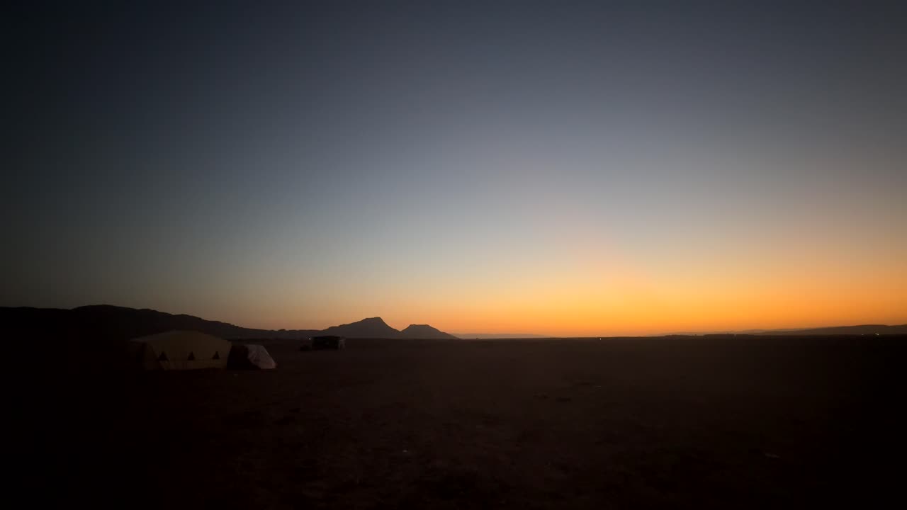 campamento y carpa en medio de la arena del desierto del sahara al hermoso amanecer