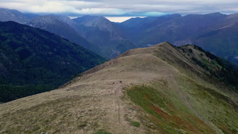 Toma-De-Drones:-Montañas-Y-Campos-De-Los-Pirineos-Franceses-Mientras-Está-Un-Poco-Nublado