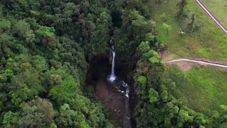 Waterfall-in-the-mountains-of-Sarchi-in-Costa-Rica,-its-name-is-Rio-Agrio,-a-place-with-a-great-climate-perfect-to-visit-with-the-family