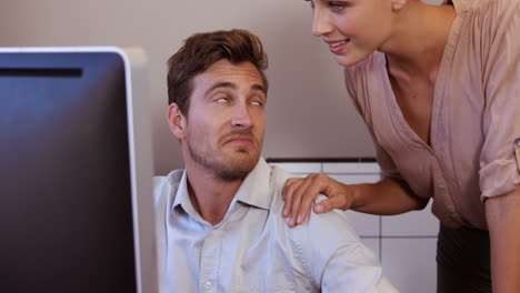 equipo de negocios atractivo trabajando juntos