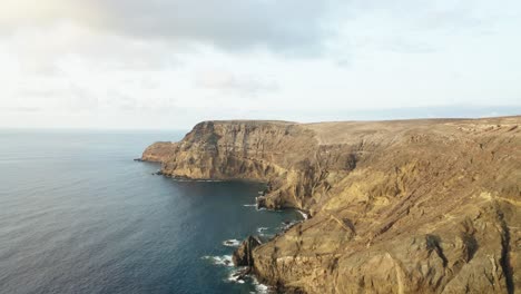 Malerische-Küstenlandschaft-Der-Vulkanischen-Insel-Im-Atlantik,-Sonnenuntergang