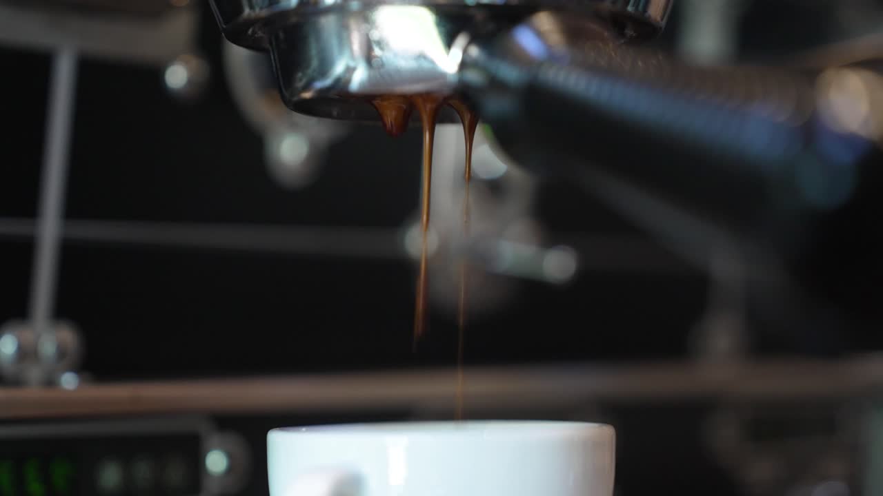 extracción de café en máquina exprés italiana de granos de café, crema de exprés fuerte, café recién hecho