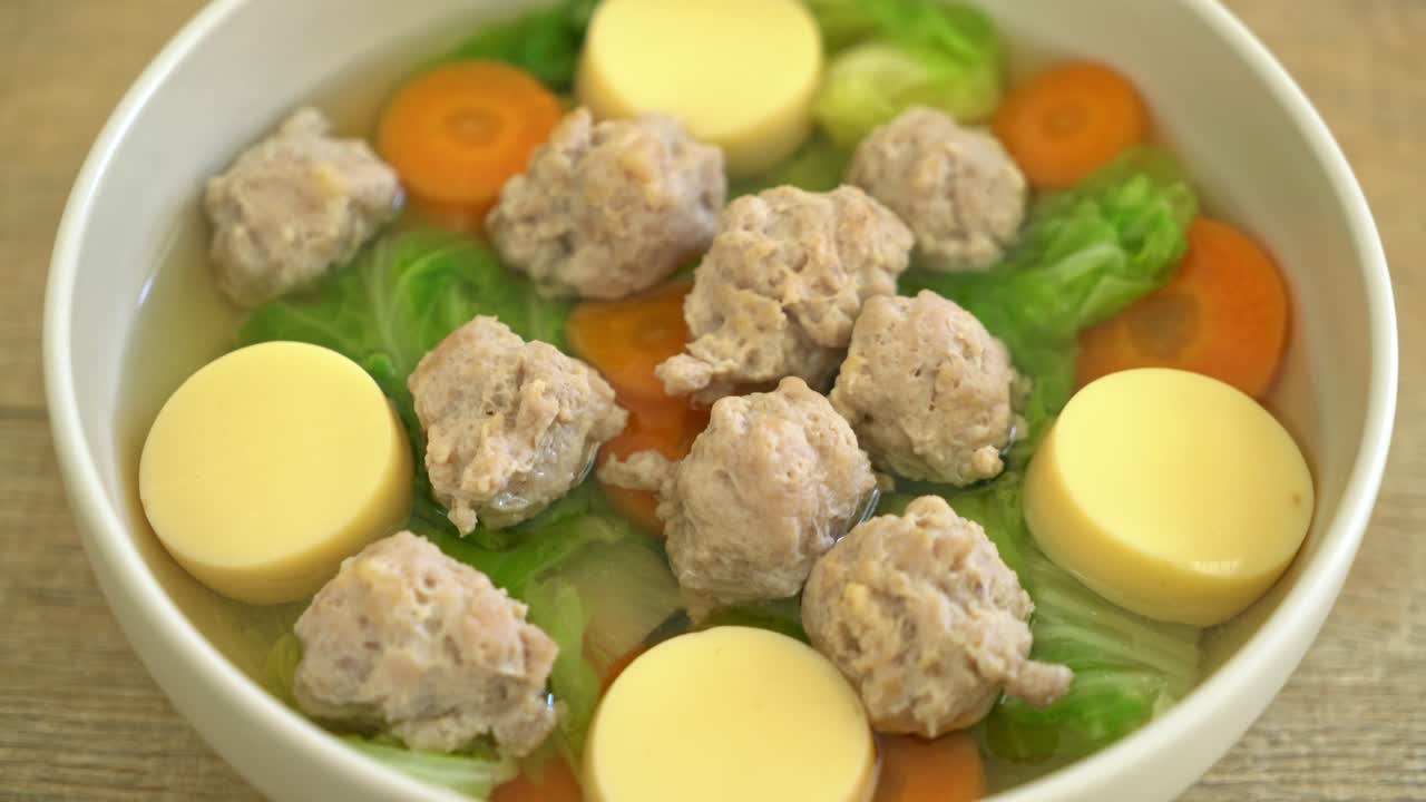 두부와 다진 돼지 고기를 곁들인 수제 맑은 국