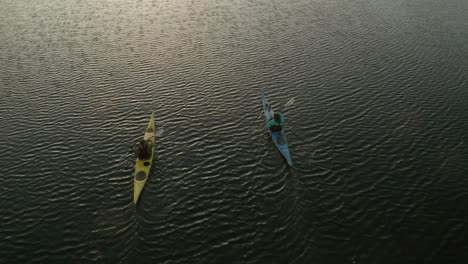 Pareja-Remando-Kayac-Al-Atardecer