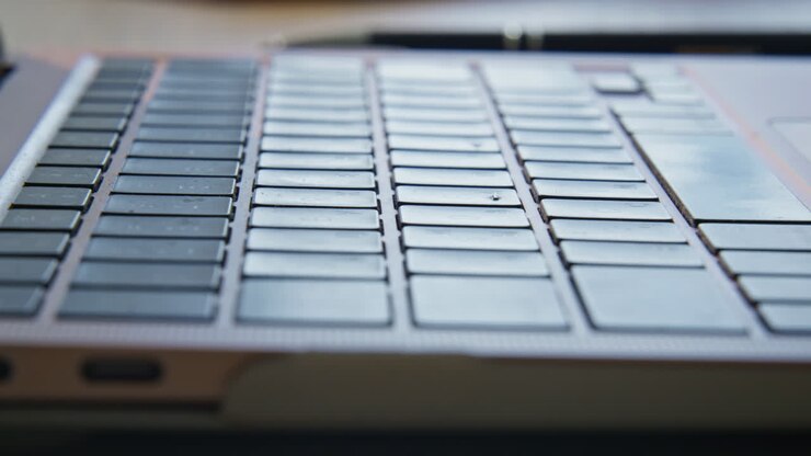 Makroaufnahme von Computer-Tasten im Detail in einer Wohnung. Schwarze Laptop-PC-Tastatur