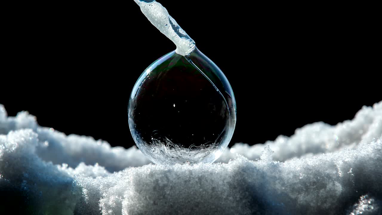 두 개의 작은 거품으로 만들어진 하나의 거품