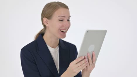 joven mujer de negocios celebrando el éxito en una tableta sobre un fondo blanco