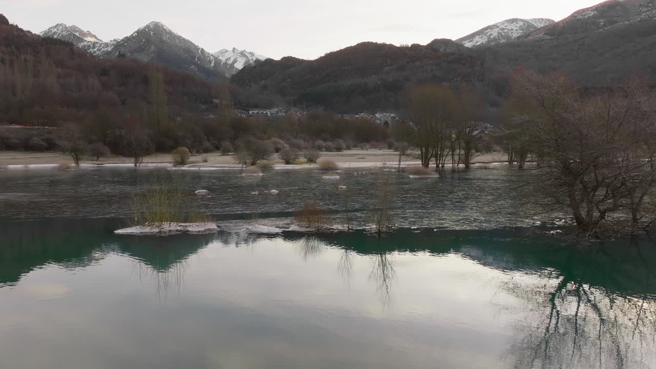 산 계곡 에 있는 얼어붙은 호수