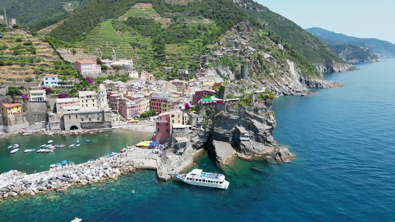 이탈리아 리구리아 라 스페지아의 테레 베르나자 마을과 보트 투어 - 공중 4k 순환