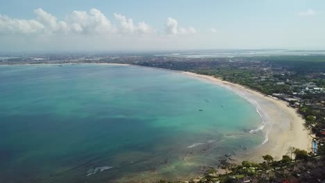 Bali-Indonesia-Hermosa-Playa-De-La-Bahía-De-Jimbaran-Con-Drone-Aéreo-Azul-Claro-Del-Océano