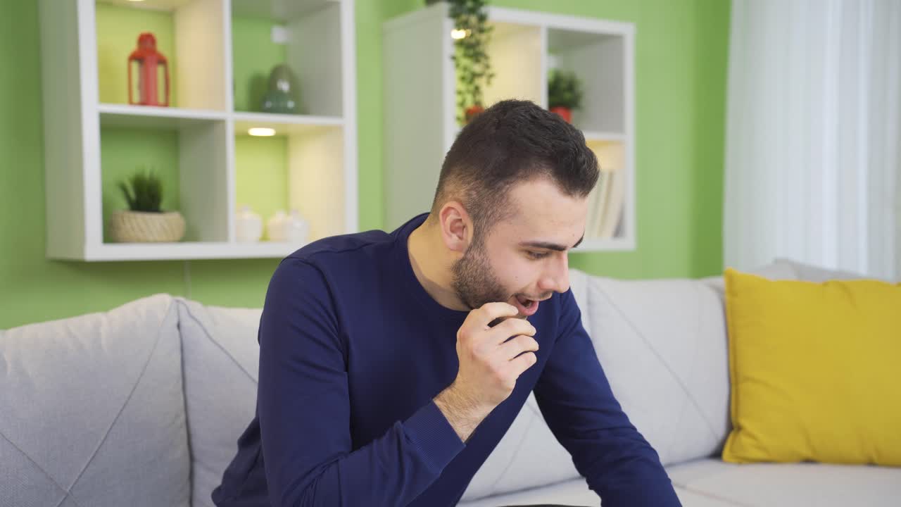 el hombre que envía mensajes de texto por teléfono está feliz y emocionado.