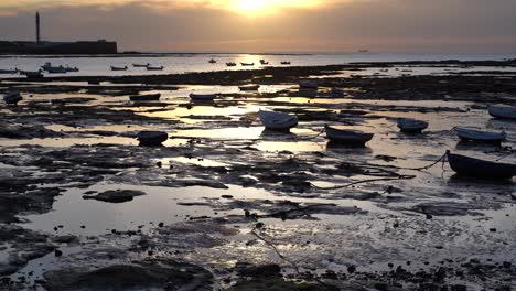 Fischerboote,-Die-Bei-Ebbe-Mit-Sonnenuntergang-Gestrandet-Sind