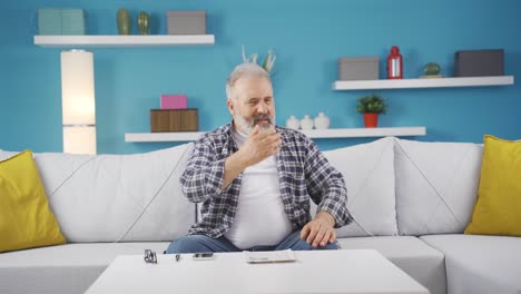 el hombre que huele mal olor está perturbado y disgustado.