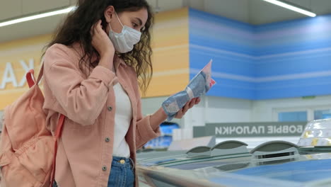 mujer comprando comida congelada en un supermercado