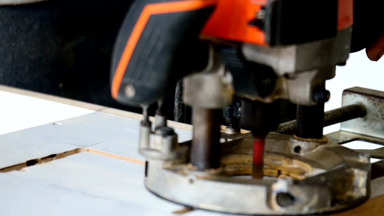 carpintero que trabaja en máquinas de carpintería