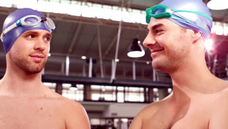 nadadores sonrientes con equipo de natación