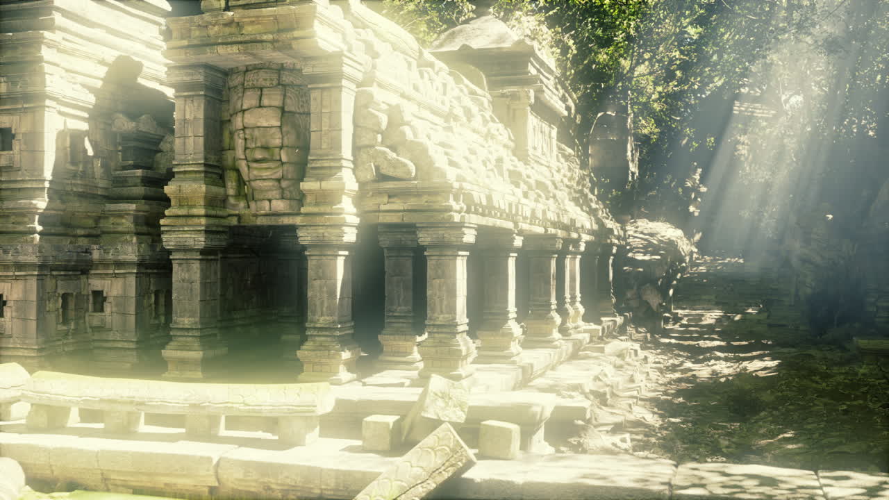 Sito archeologico tranquillo con sculture ricoperte di muschio e vegetazione lussureggiante