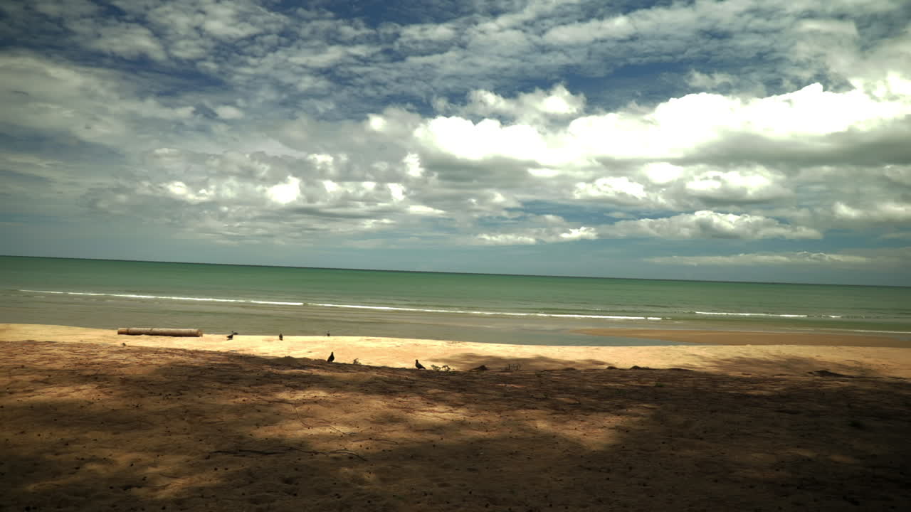 Mirando la arena, el mar y el cielo desde la playa