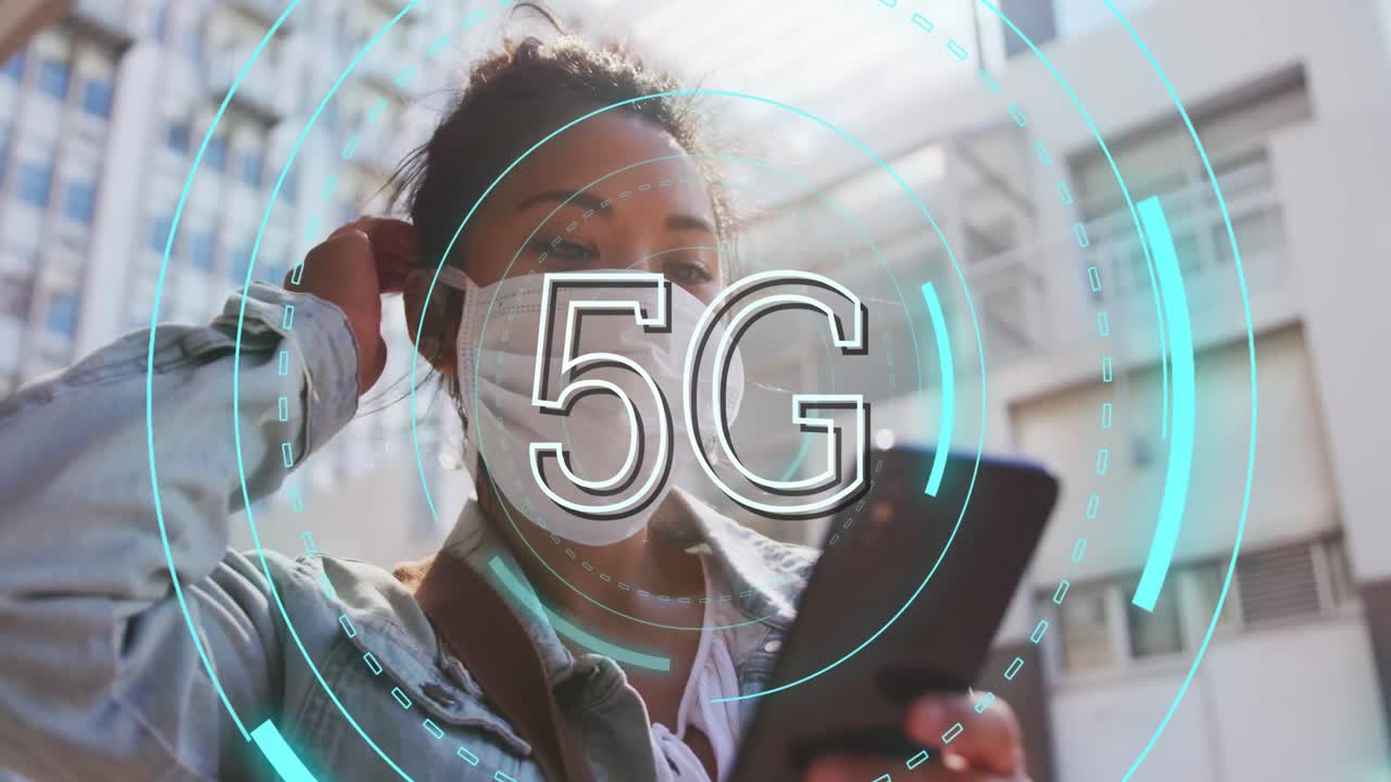 texto de 5g en círculos contra una mujer con máscara facial usando un teléfono inteligente