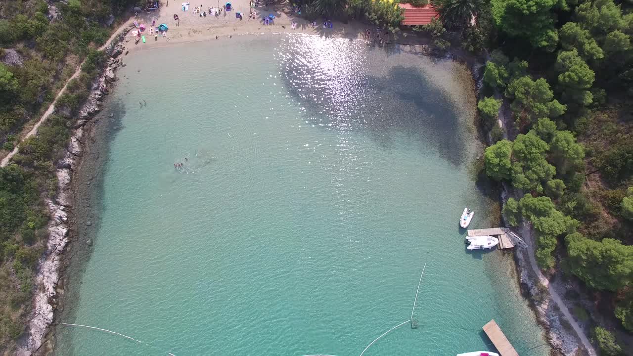 Acqua blu cristallina che circonda la lussuosa destinazione vacanze di Hvar, Croazia