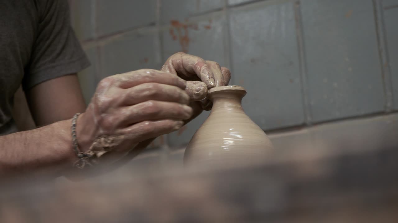 도자기는 진으로 잔을 만든다. 도자기는 도자기 바에 잔을 만들었다.