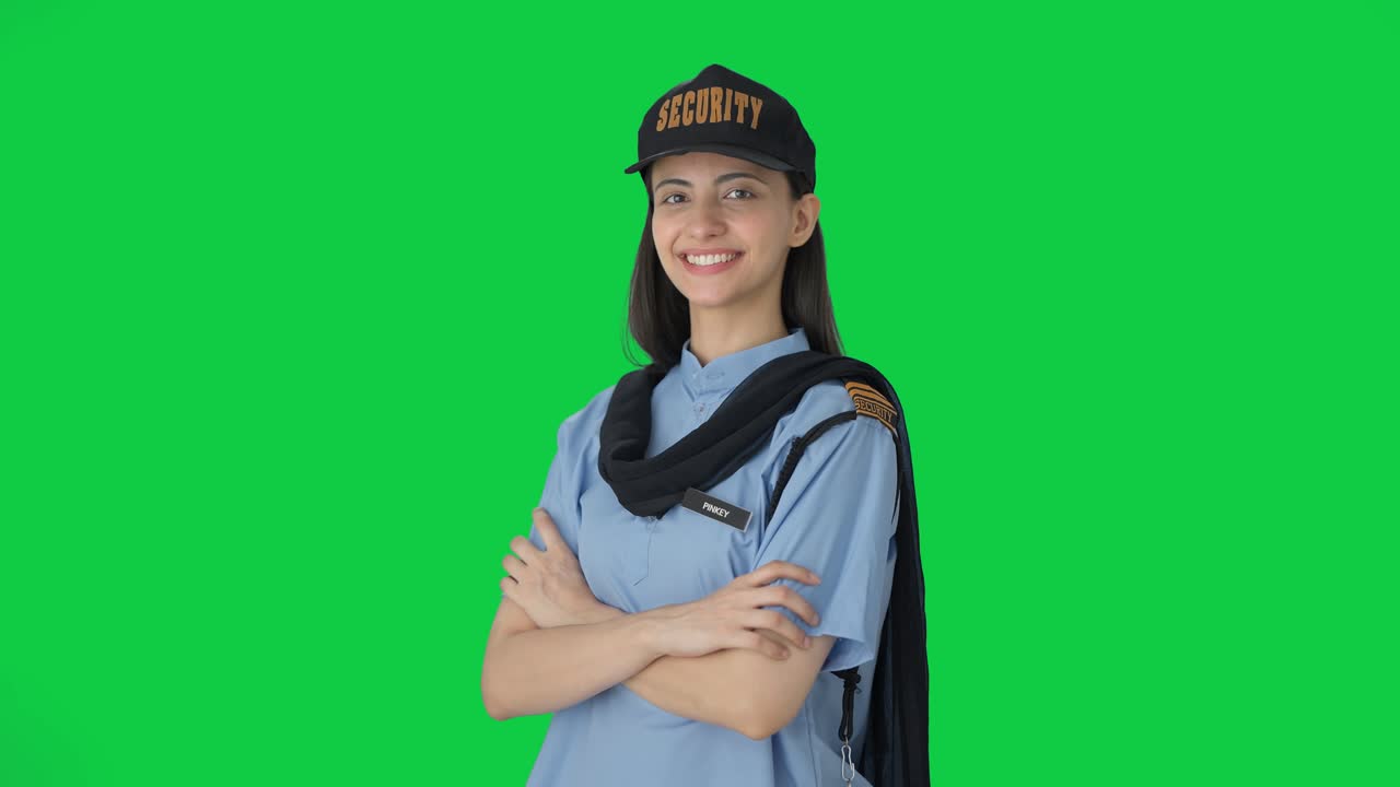 Retrato de segurança indiana feliz com os braços cruzados (tela verde)