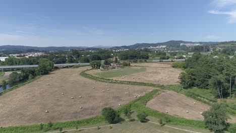 Vista-Aérea-De-Tierras-De-Cultivo-Con-Fardos-De-Heno-En-El-Campo