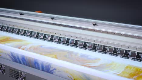 impresora de sublimación industrial para la impresión digital en tejidos. industria textil moderna.