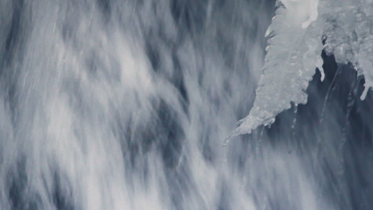 겨울에 산폭포의 흐르는 물. 겨울폭포. 얼음 폭포