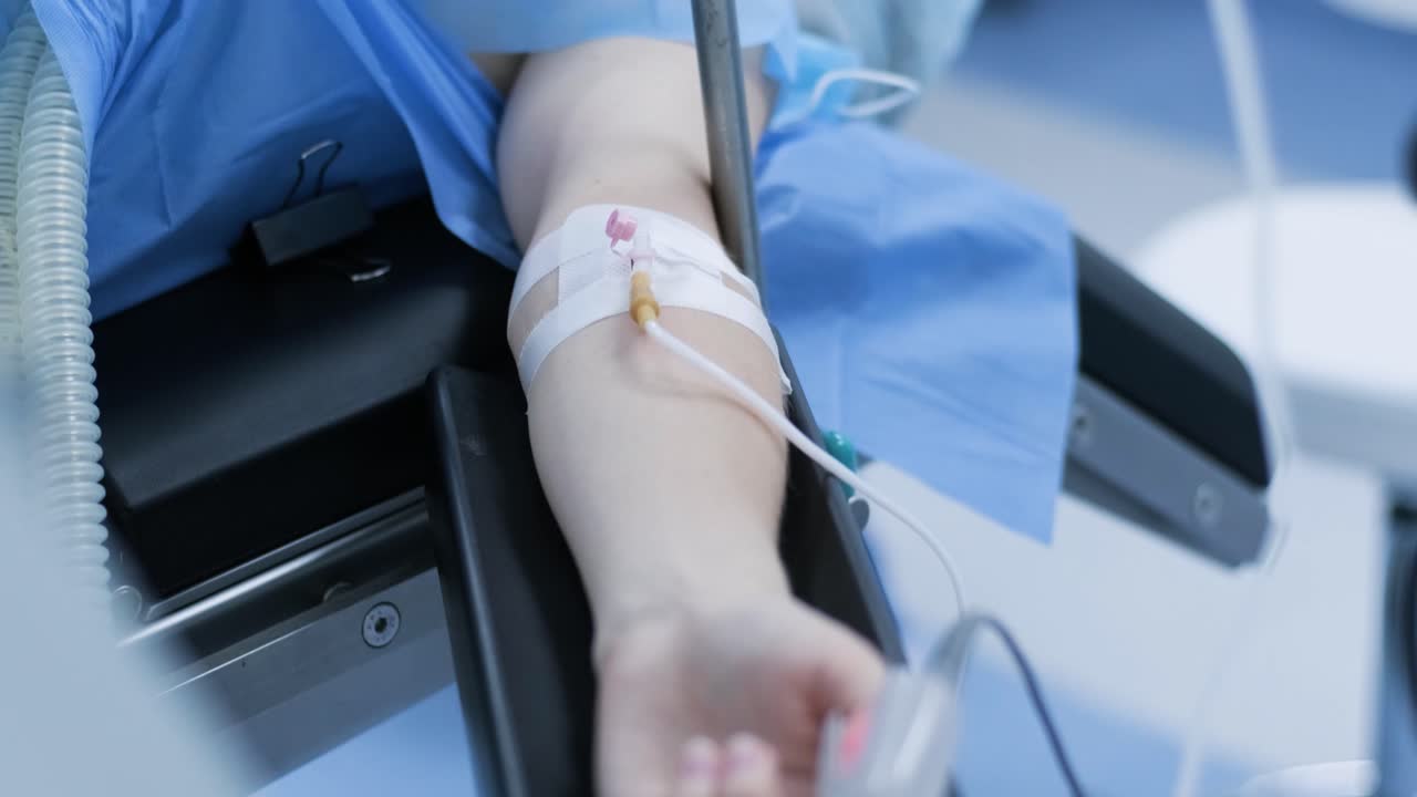 Intervento di tonsillectomia, anestesia profonda, dispositivi all'avanguardia, metodo a plasma freddo, riduce il gonfiore alla gola, il medico lavora con una nuova sonda, lampada frontale medica, occhiali ingranditori chirurgici, paziente con pulsossimetro.