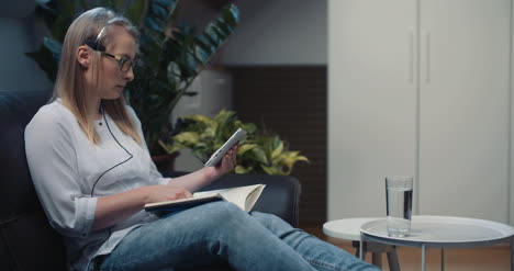 Close-Up-Ow-Woman-Working-In-Call-Center-3