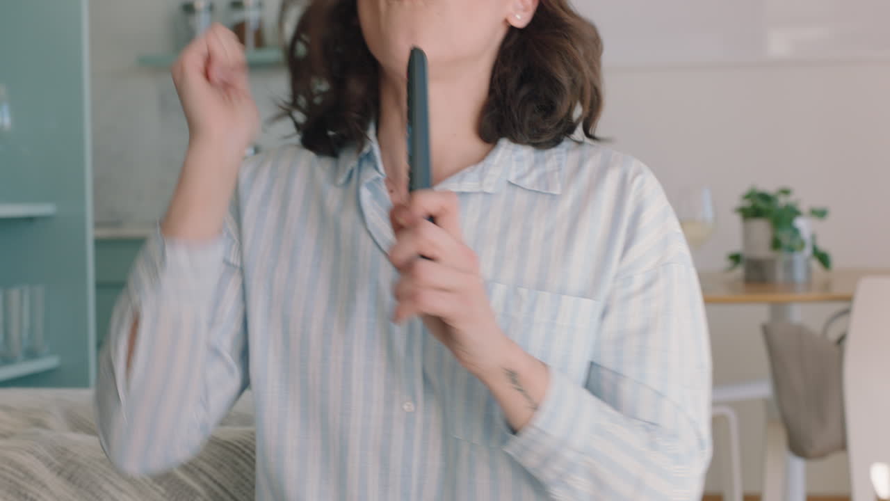 mujer feliz cantando en casa divirtiéndose celebrando un estilo de vida exitoso bailando disfrutando de la música karaoke entretenimiento