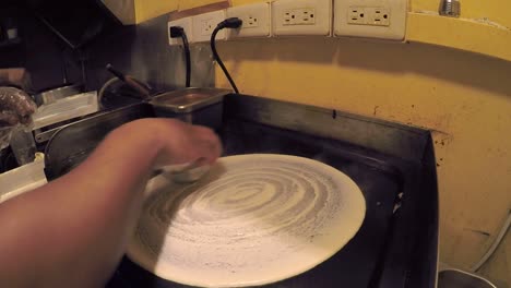 Mezcla-De-Panqueques-De-Dosa-India-Que-Se-Extiende-Y-Se-Cocina-En-Un-Plato-Caliente-En-La-Cocina