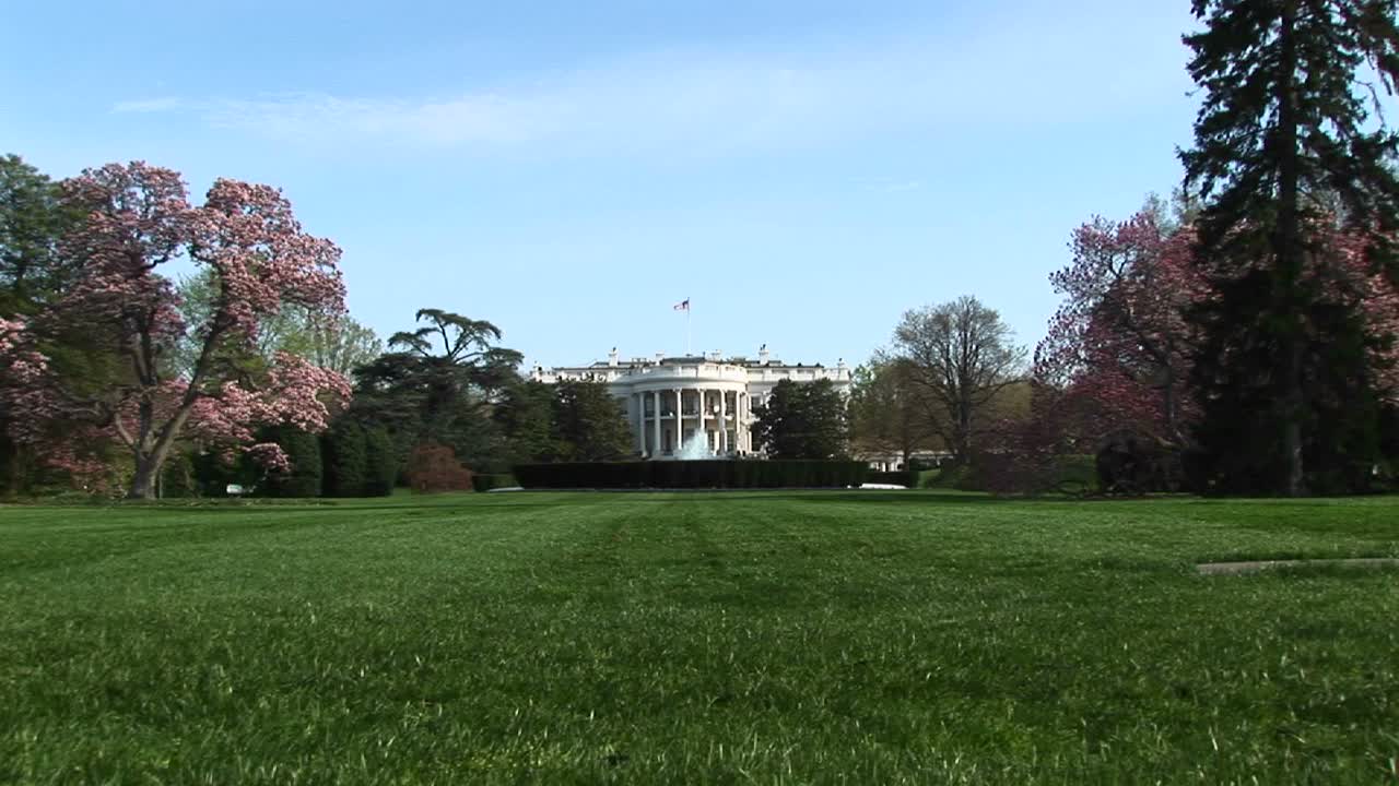 푸르른 마당을 가로질러 백악관 입구까지 카메라 줌인