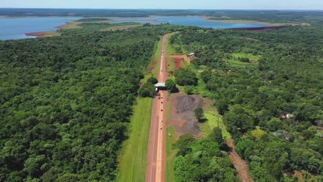 Increíble-Camino-Exótico-Cruzando-Una-Jungla-Y-Un-Gran-Lago-En-Misiones,-Argentina