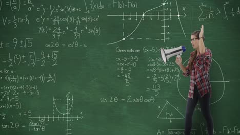 mujer frente a las matemáticas en movimiento en la pizarra
