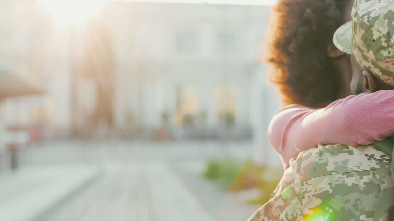 soldado en uniforme regresando a casa