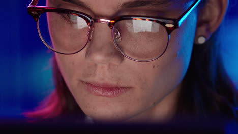 retrato en primer plano mujer de negocios joven que trabaja hasta tarde usando una tableta navegando por datos de gráficos financieros mirando la información en la pantalla usando gafas