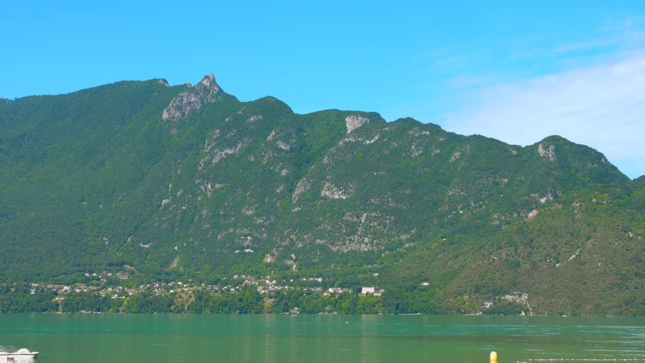 은 파란 하늘 아래의 산맥과 바닥의 초록색