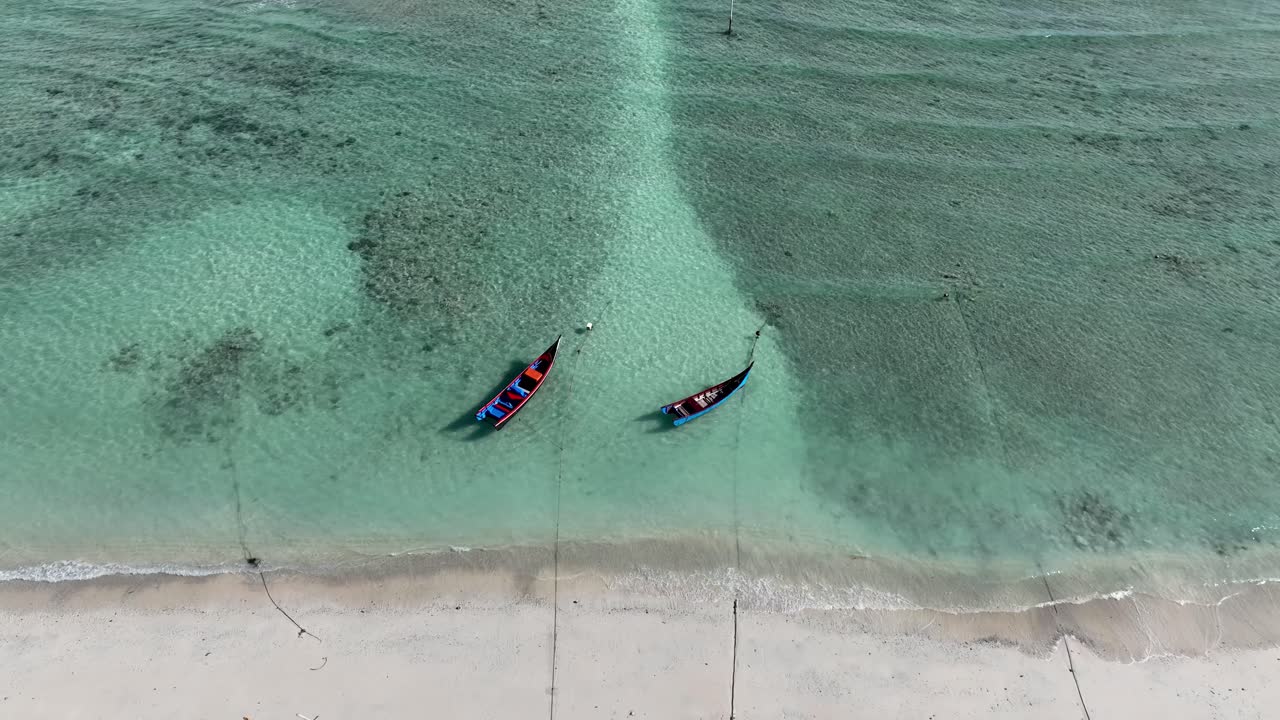 모래 해변, 바물 물결, 전통적인 시 보트, 지평선