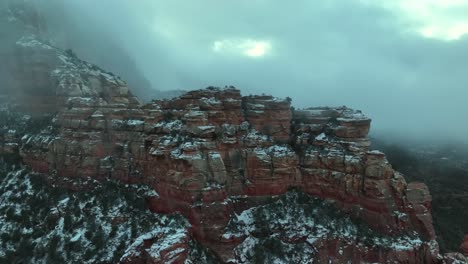 paisaje nebuloso sobre las piedras areniscas de sedona durante el invierno en arizona, ee.uu.