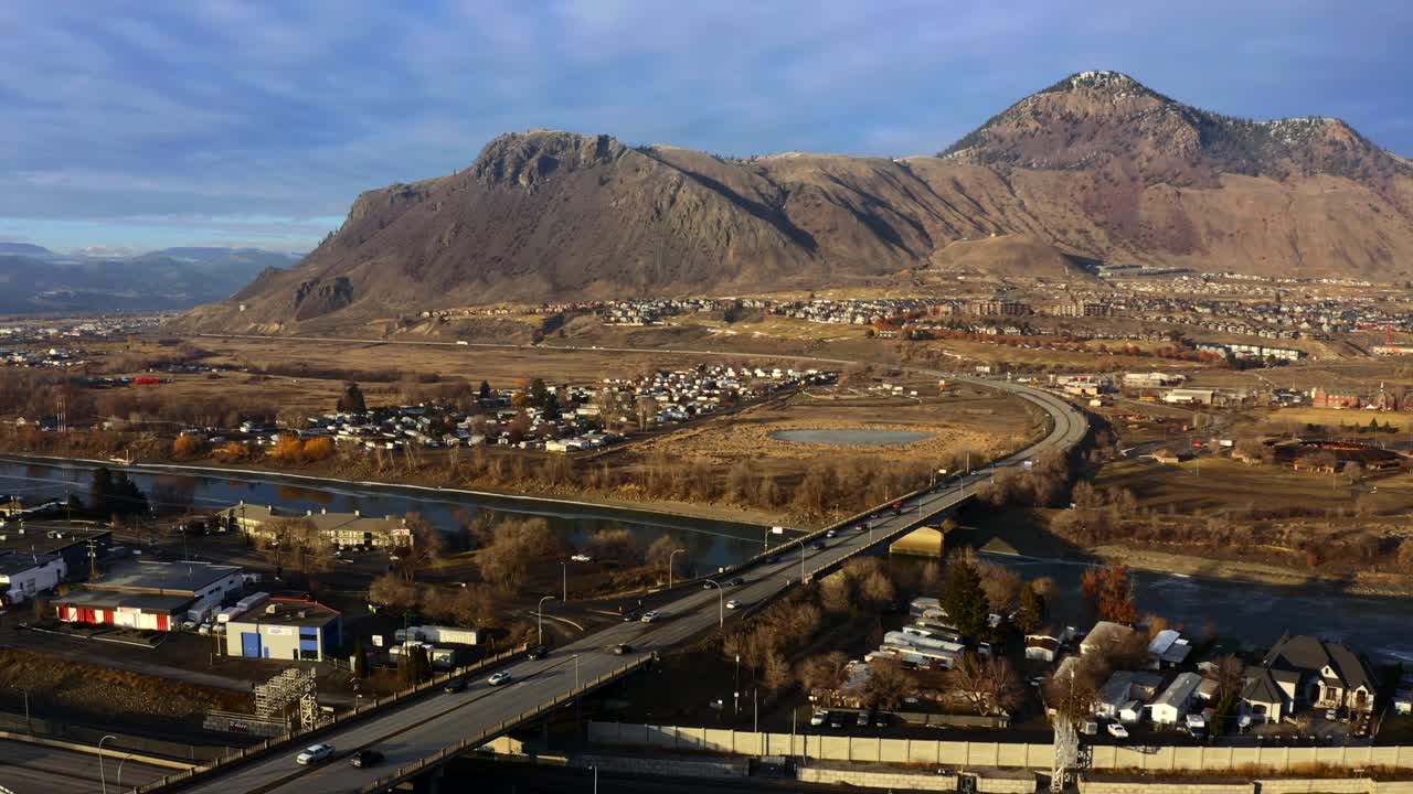 새벽에 캠룹스 고속도로 인터체인지의 항공 영상